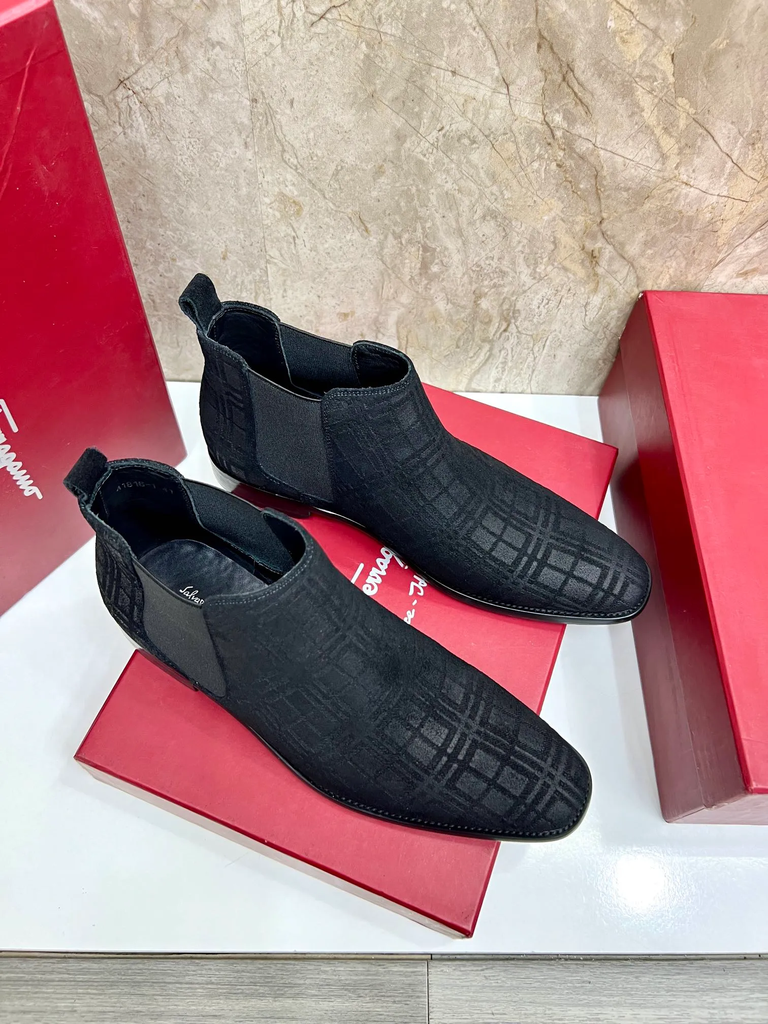 Original order quality: Men's shoes 💰700 Brand: Ferragamo (Ferragamo) One size larger: Men's size 38-44 (45 customized) Grade: Same style as the official website High-end men's shoes Material: Original cowhide, cowhide lining, original outsole Style category: Chelsea men's boots Fashion trend Color: Actual picture
